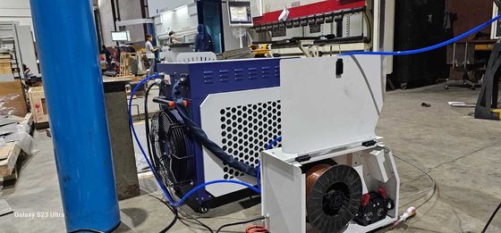 Ράικους 1500W 2000W 3000W χειροκίνητη μηχανή συγκόλλησης λέιζερ με φιλικό προς το χρήστη σύστημα ελέγχου