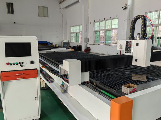 Υψηλής παραγωγικότητας 3015 Laser Cutter για το κόψιμο πλάκας μετάλλου πάχους 0-30mm